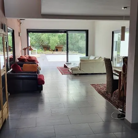 Avec Piscine Et Dependance Villa *