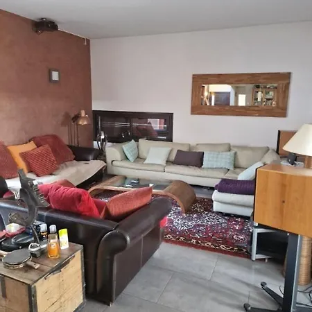 Avec Piscine Et Dependance Villa