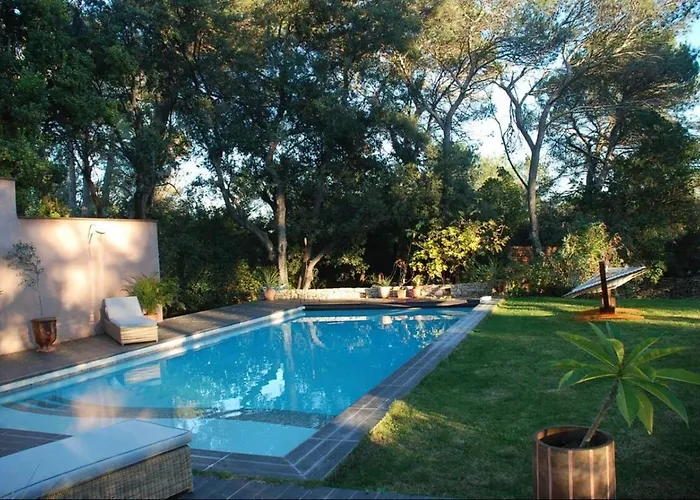 Avec Piscine Et Dépendance Villa *