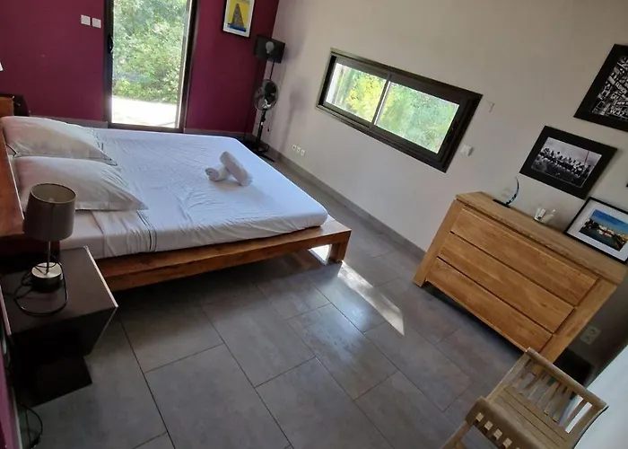 Avec Piscine Et Dépendance